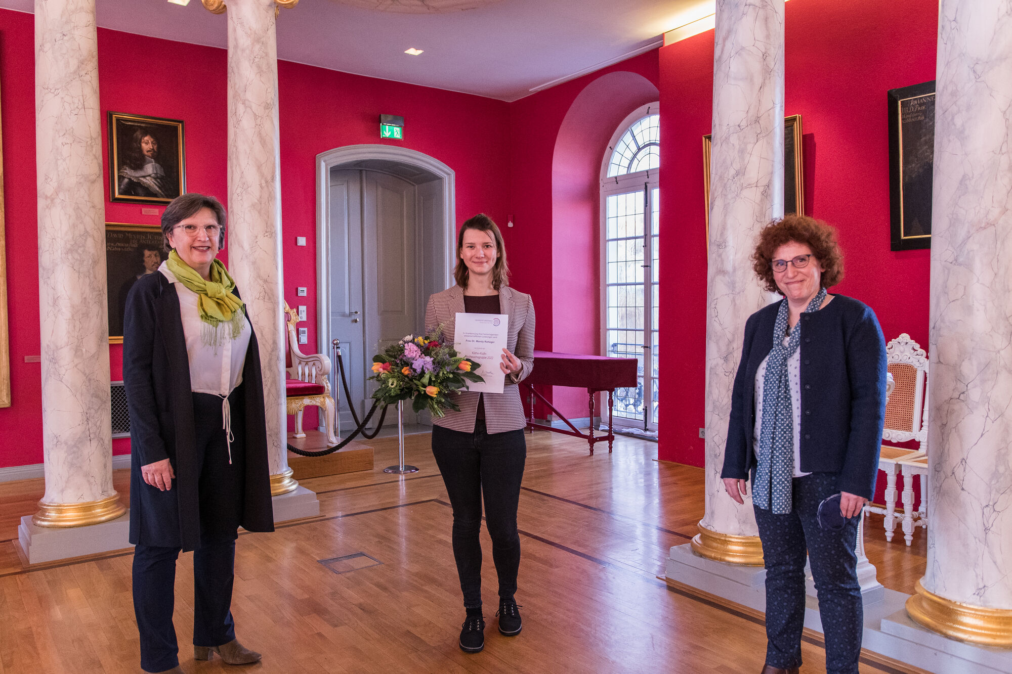 f.l.t.r. Ruth Terodde (Gender Equality Officer), Dr. Mandy Roheger (Award winner), Prof. Dr. Katharina Riedel (Rektor) – © Patrick Geßner, 2022