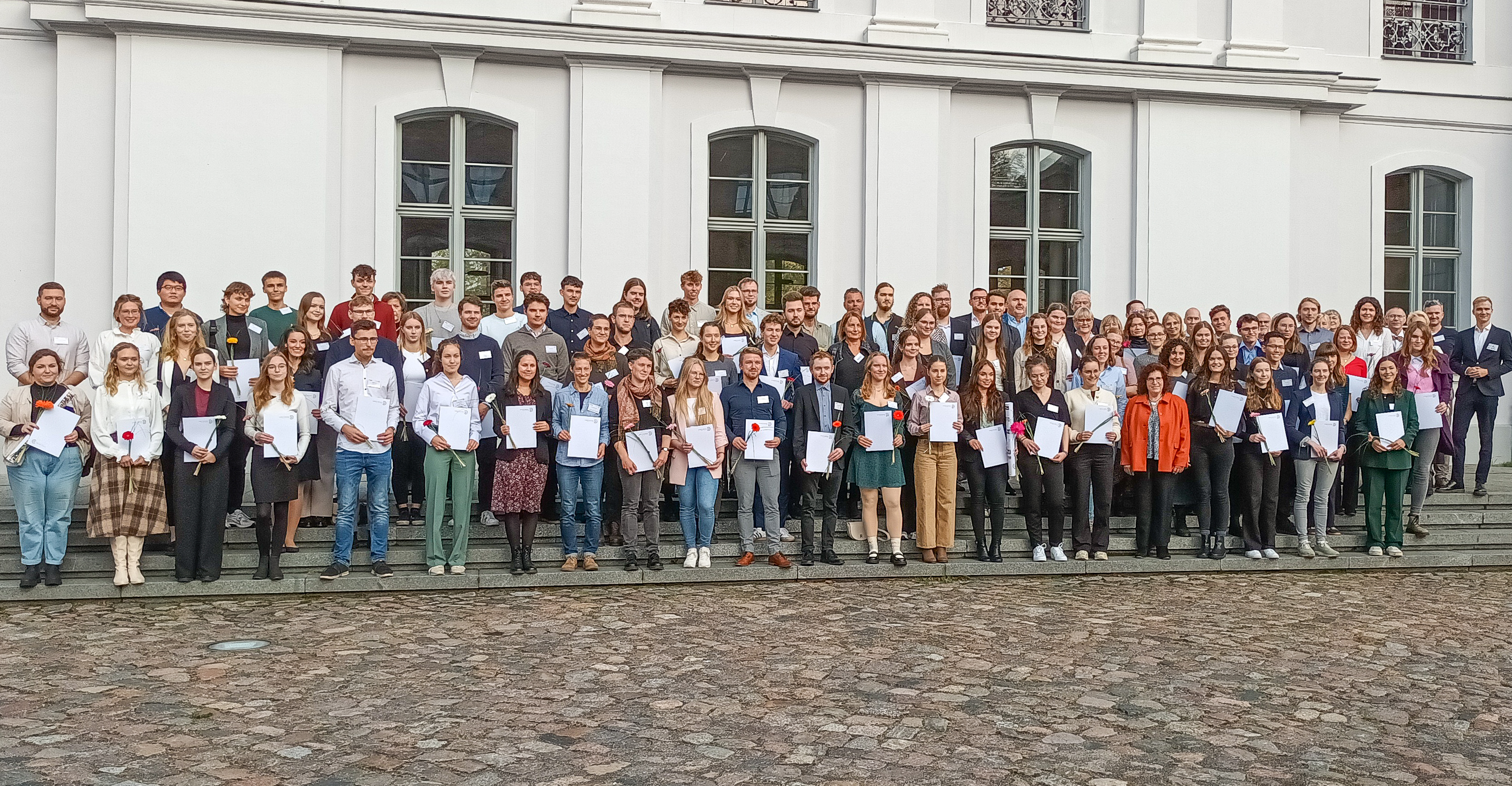 Gruppenbild nach der Übergabe der Stipendienurkunden 
