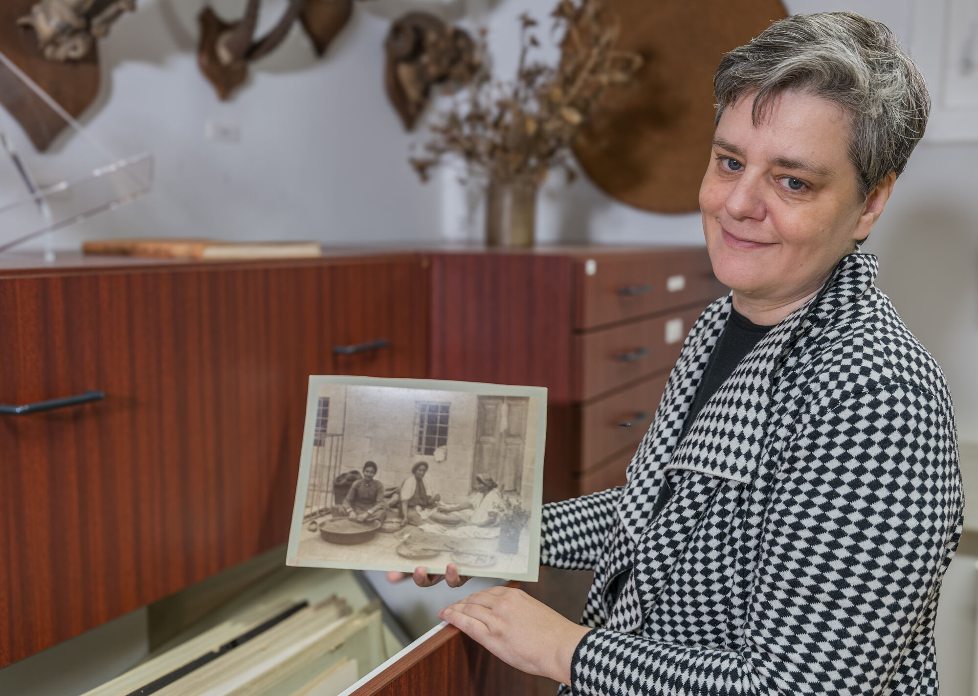 Dr. Katrin Berkemann showing historical photos from the Dalman Collection