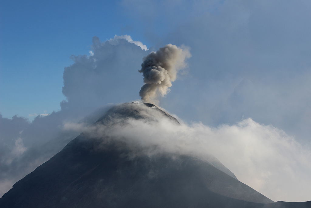 Daytime photo of the eruption of the Acatenango volcano in Guatemala.