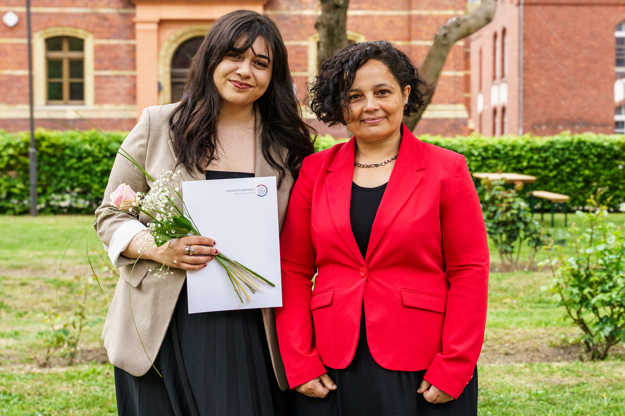 Ms. Yaiza Otero (left) received the DAAD Prize 2025; Dr. Hasmik Hunanyan, Head of the International Office (right). 