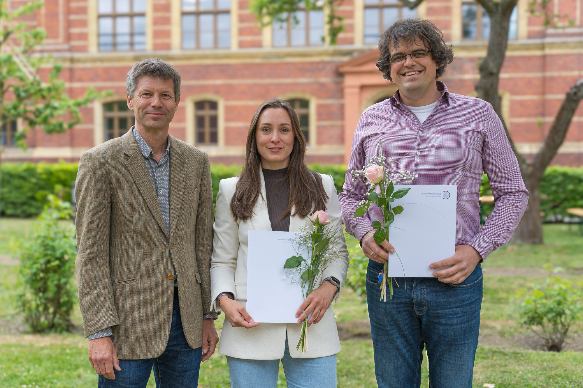 Preisträger (v.l.n.r.) Dr. Timo Timmermann (Nachhaltigkeitsbeauftragter der Universität Greifswald), Mari Narjes (Nachhaltigkeitspreis), Dr. Christoph Hoffmann (Preis für die Nachhaltige Einrichtung).