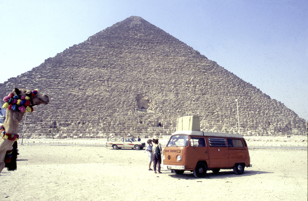 Im Juli 1987 fotografiert der Judaist Gil Hüttenmeister vor der Cheops-Pyramide von Gizeh, wie sich ein Kamel und ein VW-Bulli begegnen ©privat Im Juli 1987 fotografiert der Judaist Gil Hüttenmeister vor der Cheops-Pyramide von Gizeh, wie sich ein Kamel und ein VW-Bulli begegnen ©privat