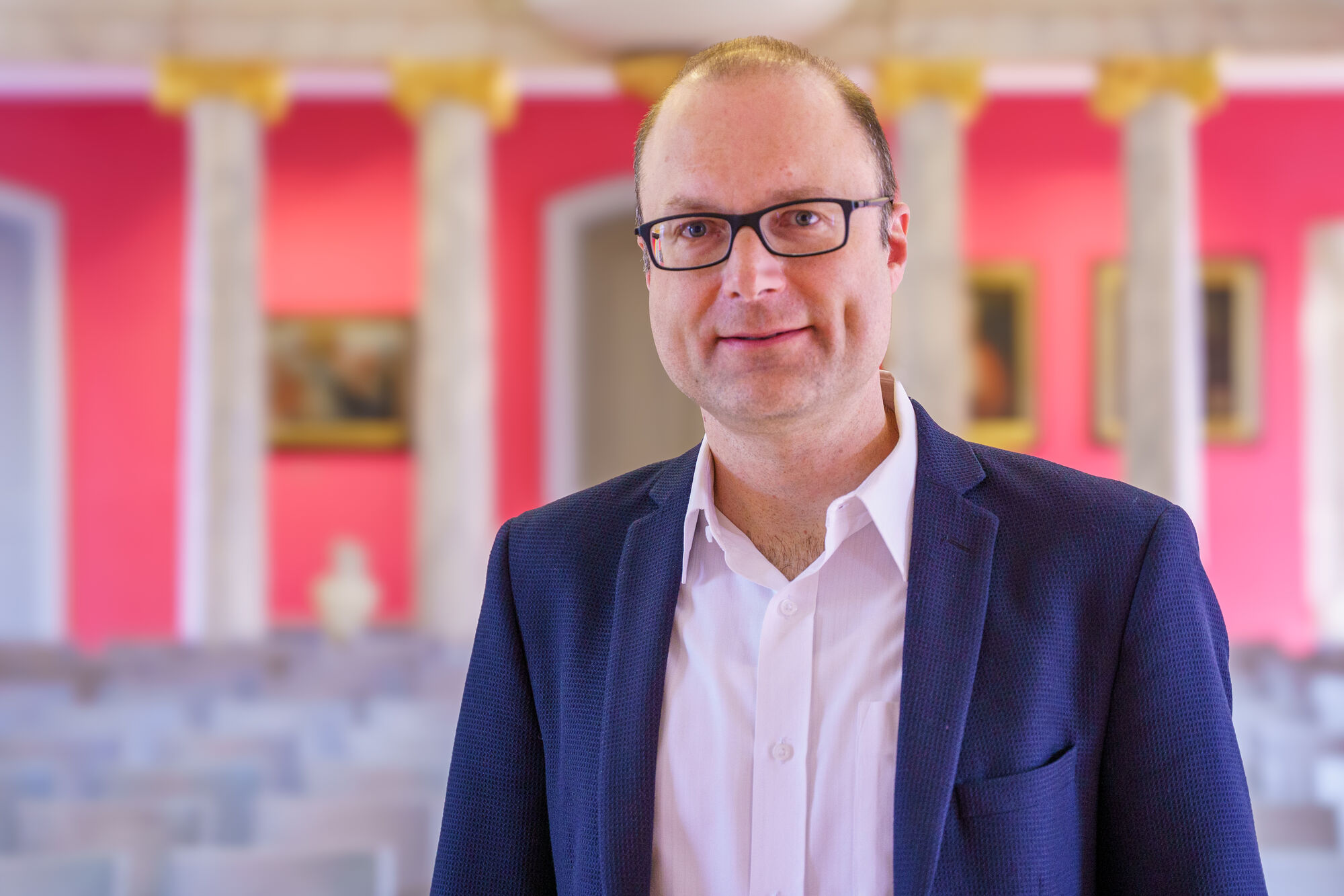 Porträt Prorektor Prof. Dr. Daniel Schiller.