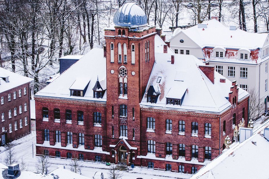 Das Gebäude der Sternwarte, verschneit.