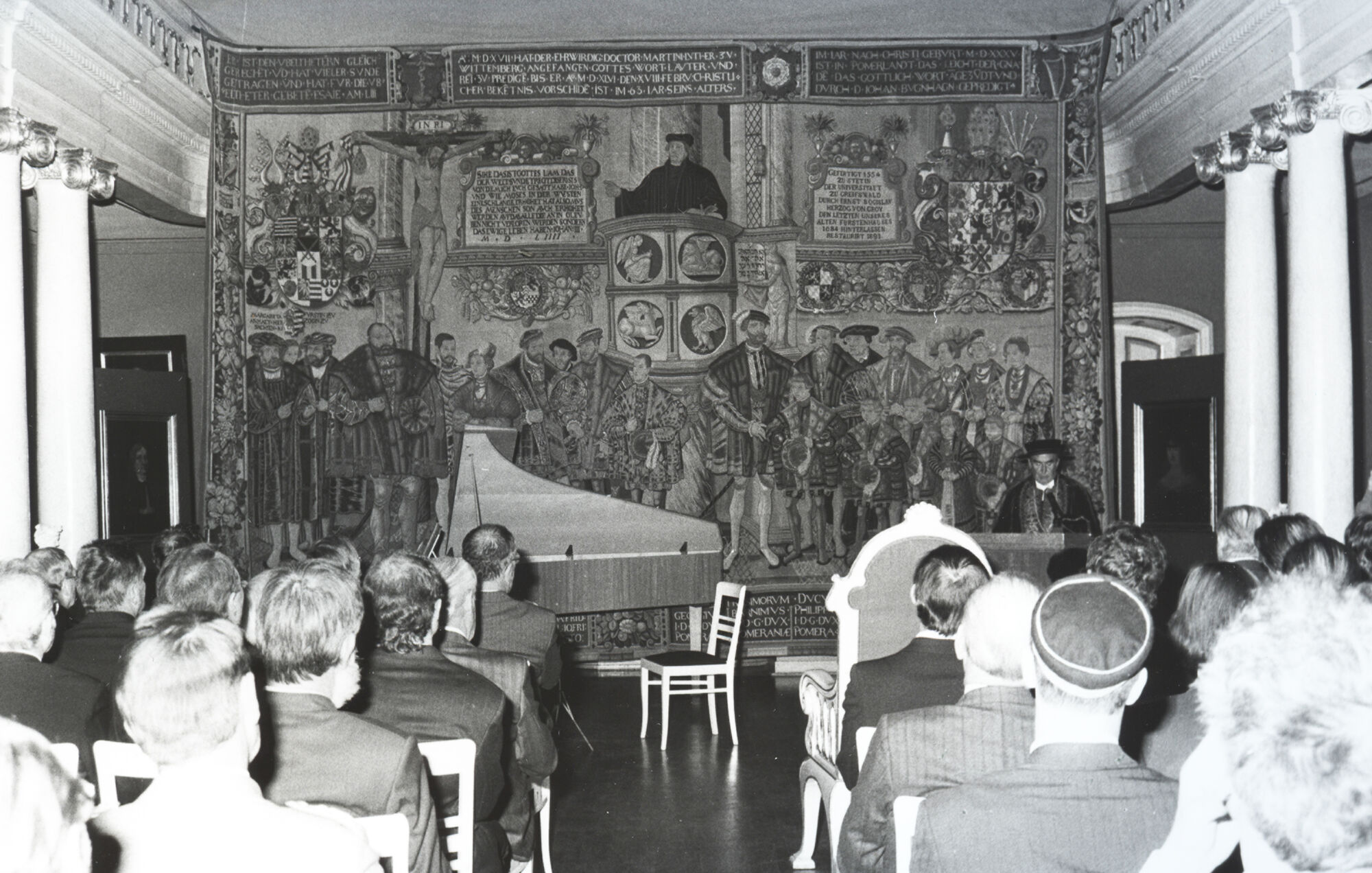 This historical photo depicts the Aula. The Croy Tapestry is hanging from the gallery.