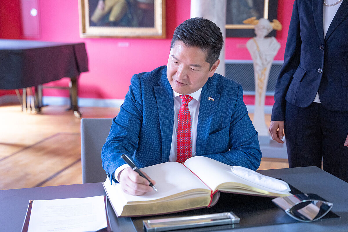 Jason Chue (2. v. l.) wurde in der historischen Aula der Universität Greifswald empfangen. © Patrick Geßner, 2024