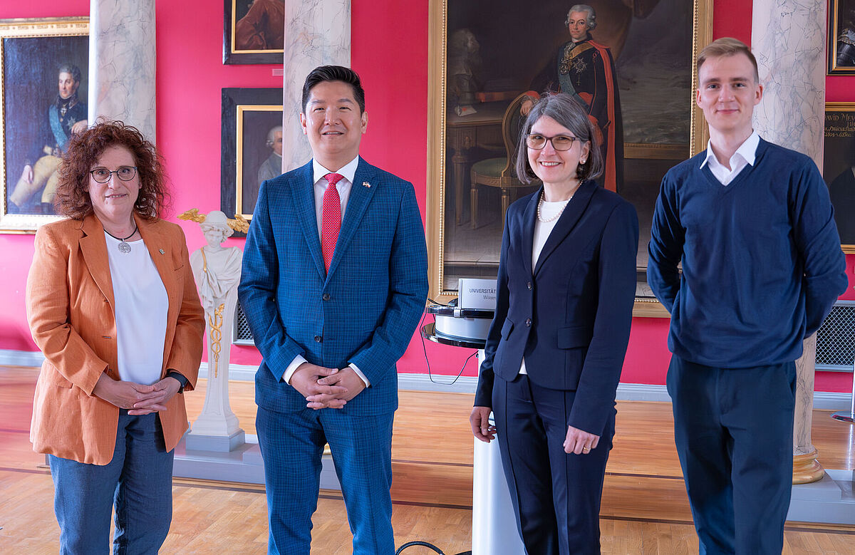 Jason Chue (2. v. l.) wurde in der historischen Aula der Universität Greifswald empfangen. © Patrick Geßner, 2024