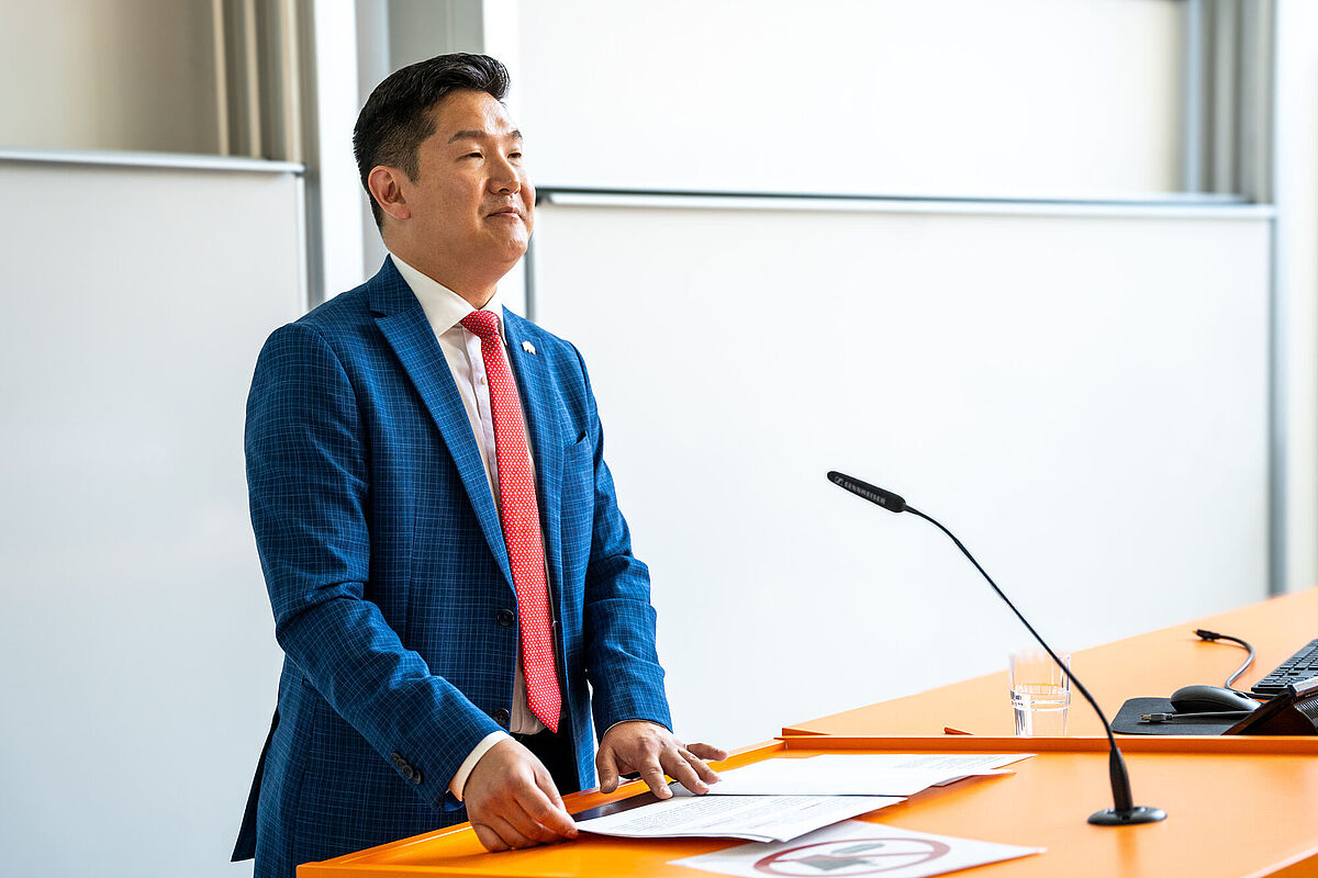 Jason Chue (2. v. l.) wurde in der historischen Aula der Universität Greifswald empfangen. © Patrick Geßner, 2024