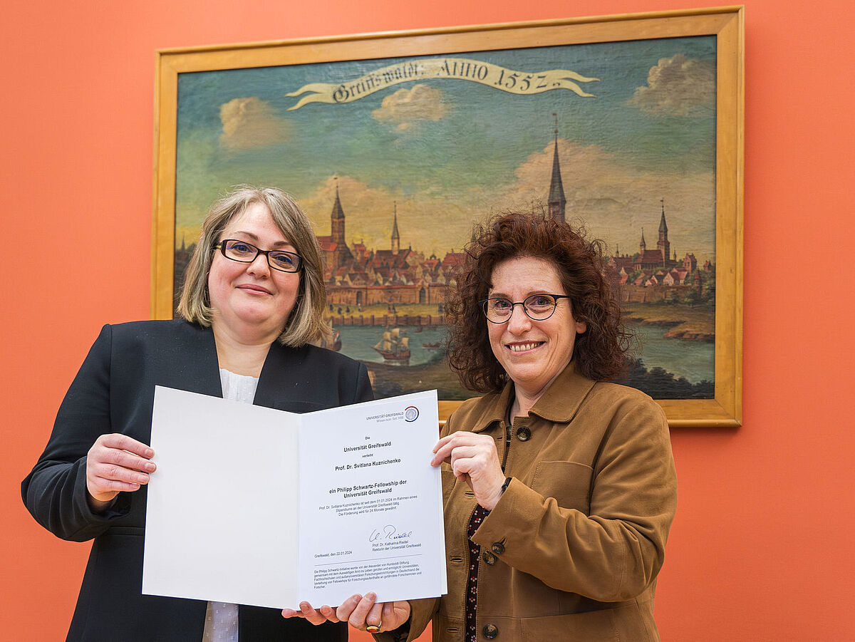 Urkundenübergabe Forschungsstipendium: Prof. Svitlana Kuznichenko (l.) und Rektorin Prof. Dr. Katharina Riedel (r.), © Jan Meßerschmidt, 2024 Urkundenübergabe Forschungsstipendium: Prof. Svitlana Kuznichenko (l.) und Rektorin Prof. Dr. Katharina Riedel (r.), © Jan Meßerschmidt, 2024