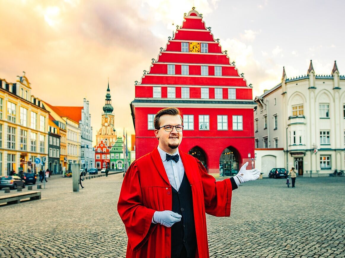 Tour guide Florian Krüger in front of the Town Hall (Photo: Wally Pruß)