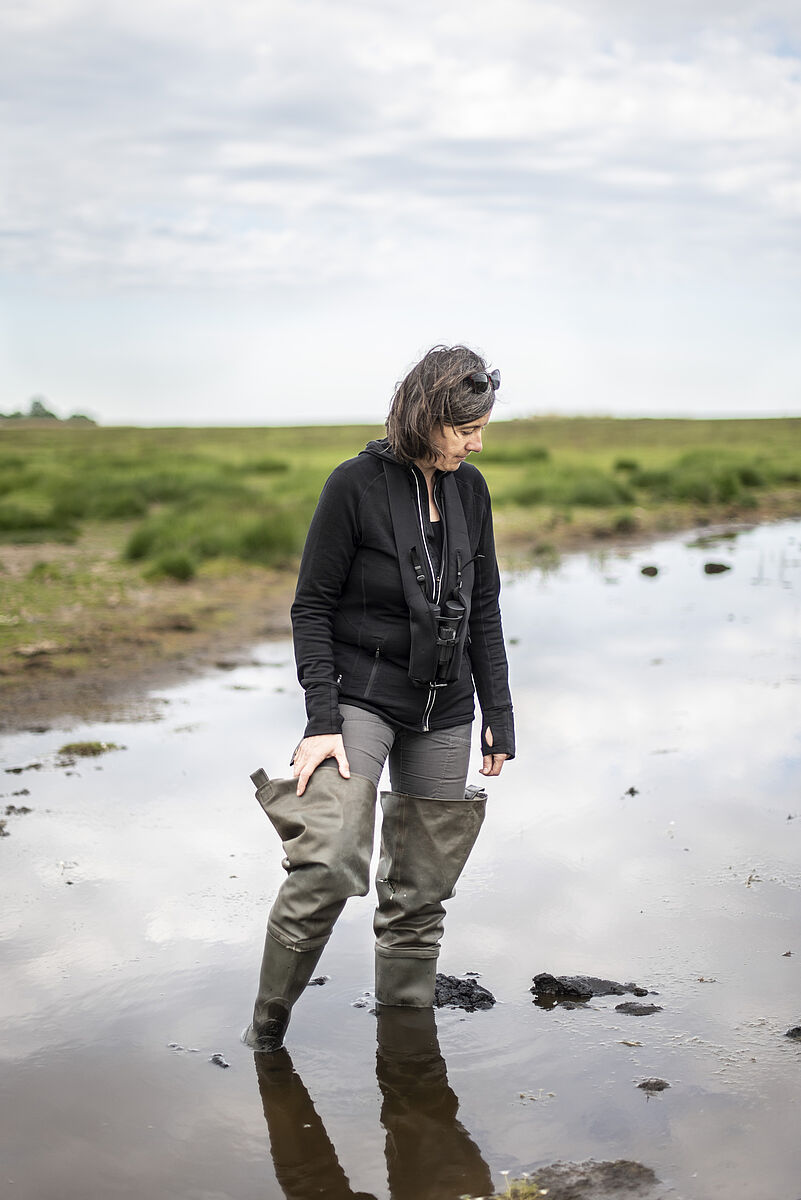 Dr. Franziska Tanneberger mit Moorstiefeln im Moor