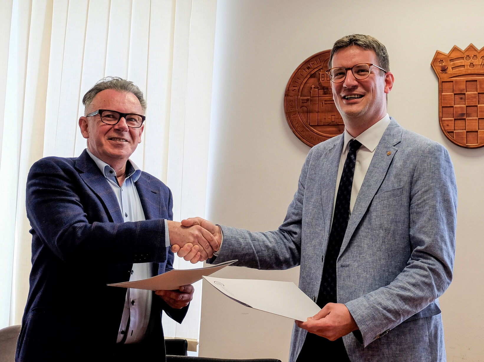 Professor Slaven Zjalić, Prorektor für Institutionelle Kooperationen und Technologietransfer, und Thomas Jenssen, Geschäftsführer des Rektorats, bei der Unterzeichnung des Memorandum of Cooperation. © Grzegorz Lisek