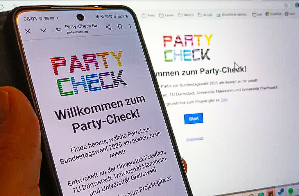 Jemand hält ein Smartphone in der Hand, auf dem die Online-Wahlhilfe aufgerufen wurde. Im Hintergrund läuft ebenfalls die Party-Check-Seite.
