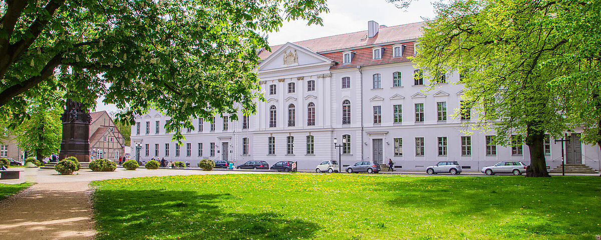 Blick auf das Unihauptgebäude in Greifswald.