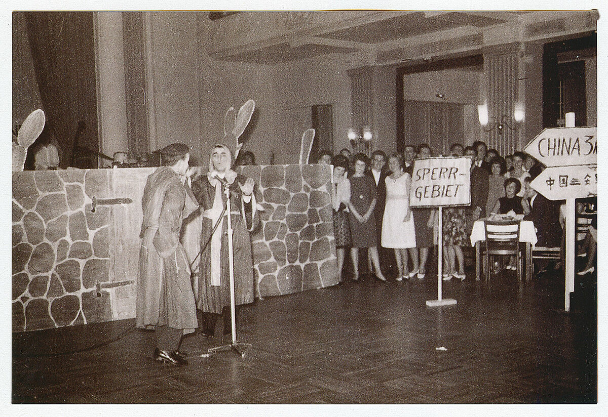 Szenenbild mit "chinesischer Mauer" aus der Polit-Satire, 1964 ©Archiv Universität Greifswald