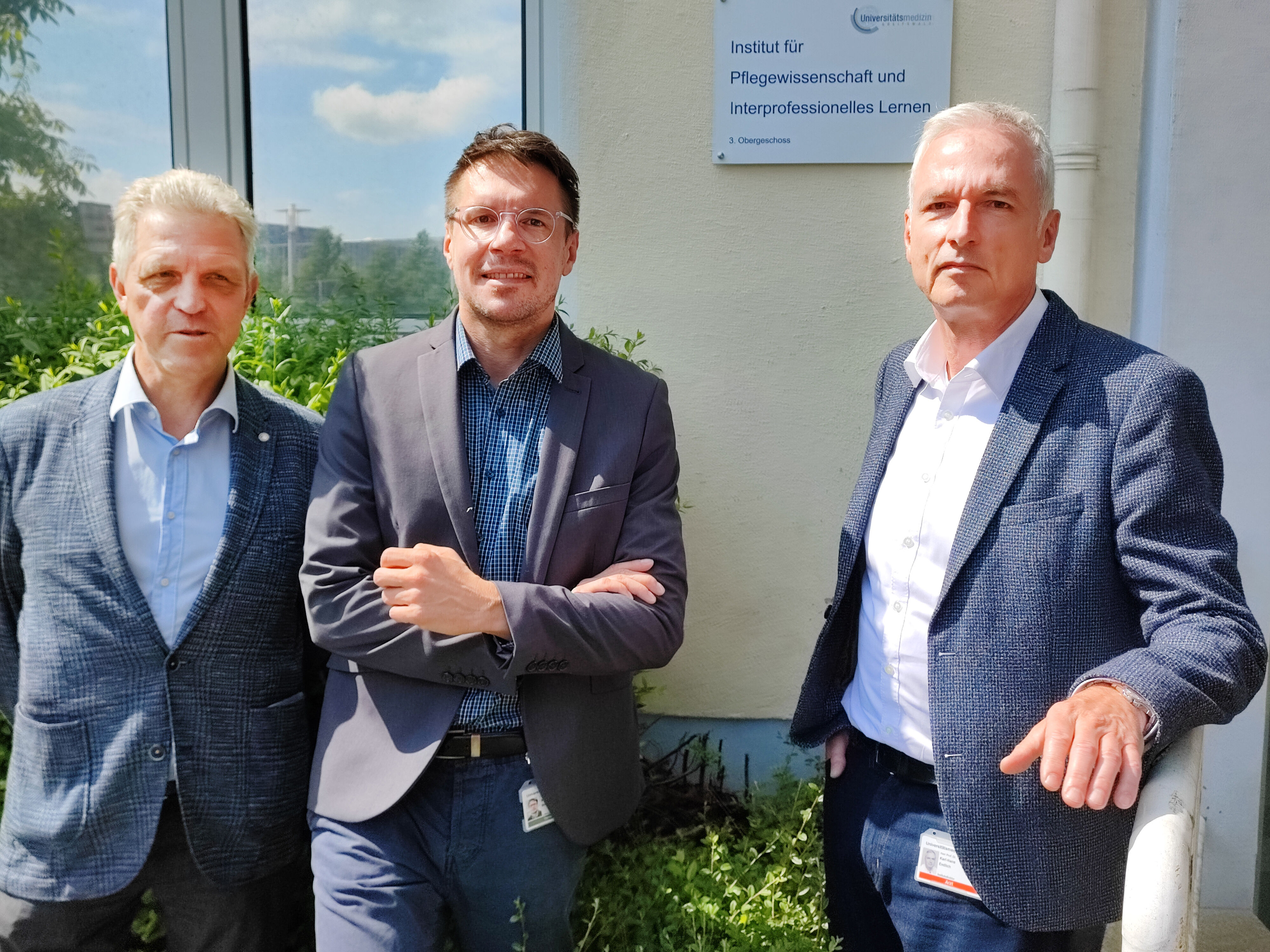 Pflegevorstand Peter Hingst (links) und Dekan Prof. Karlhans Endlich (rechts) nehmen Prof. Steve Strupeit als neuen Direktor des Instituts für Pflegewissenschaft und Interprofessionelles Lernen in Empfang. © UMG