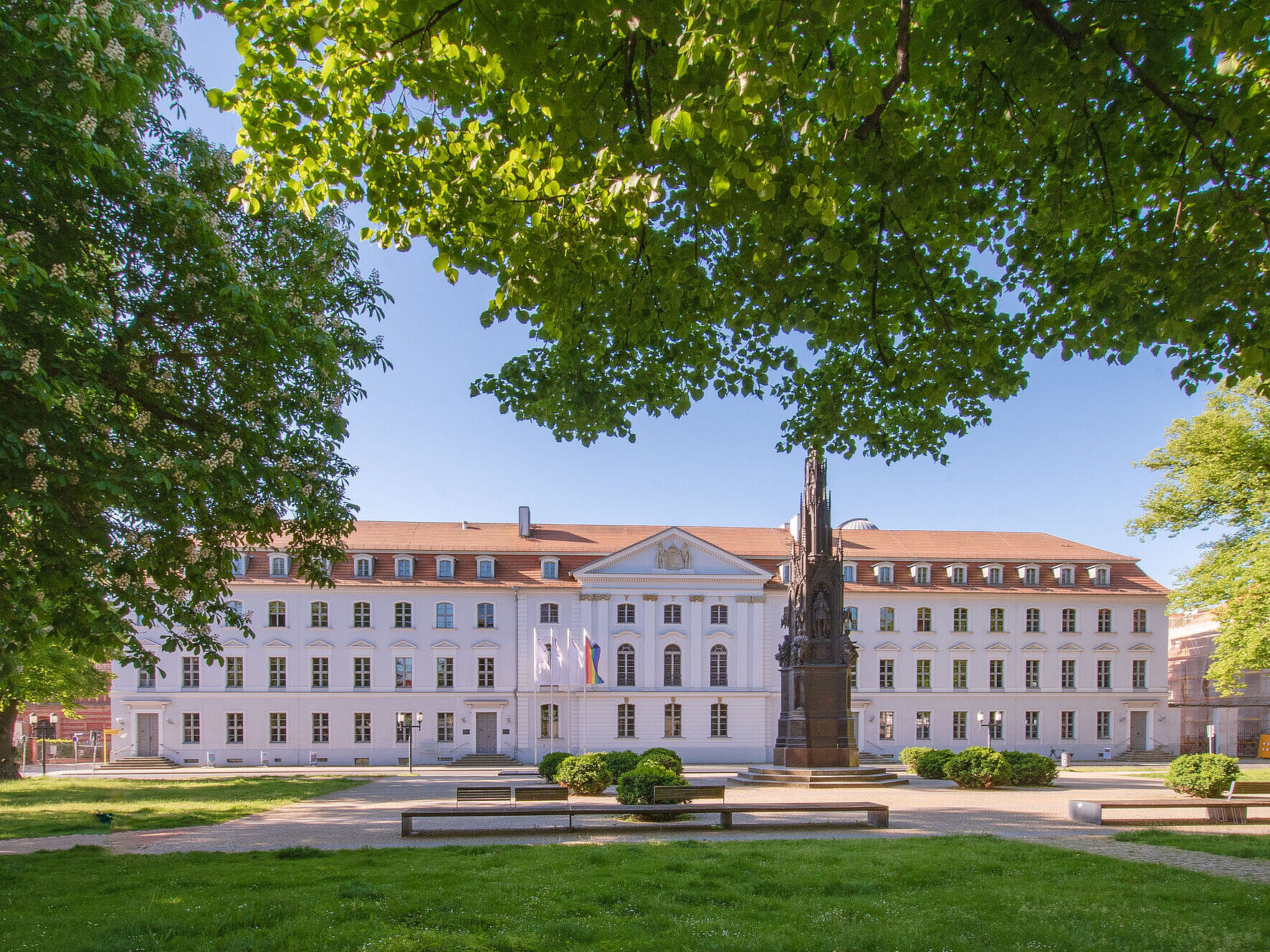 Das Foto zeigt das Uni-Hauptgebäude in Greifswald im Jahr 2024.