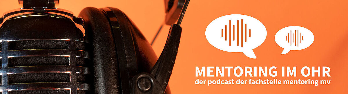 Teil eines Mikrofons und Kopfhörers und Titel des Podcast mit Sprechblasen, in denen Audio-Wellen zu sehen sind.