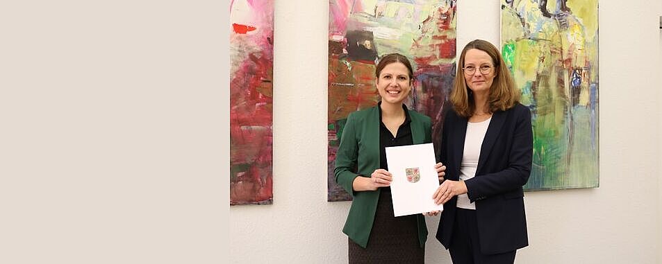 Daria Antonenko mit Ministerin bei der Übergabe ihres Zertifikates