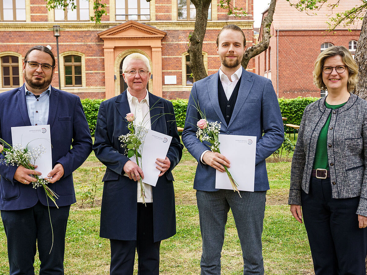 Gruppenbild Lehrpreis Gruppenbild Lehrpreise (v.l.n.r.: Dr. Julius Krause, Dr. Simone Venz, Dr. Max Georg Hügel, Prof. Dr. Anette Sosna)