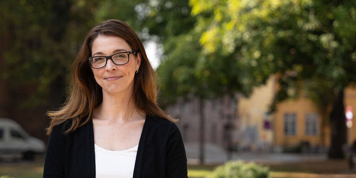 Dr. Wenke Liedtke Auf dem Bild ist Dr. Wenke Liedtkezu sehen. Sie steht auf dem Rubenowplatz.