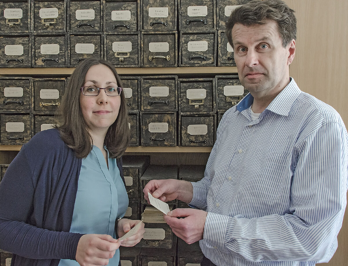 Katharina Oelze und Dr. Matthias Vollmer stehen vor Teilen des Zettelarchivs des Pommerschen Wörterbuchs