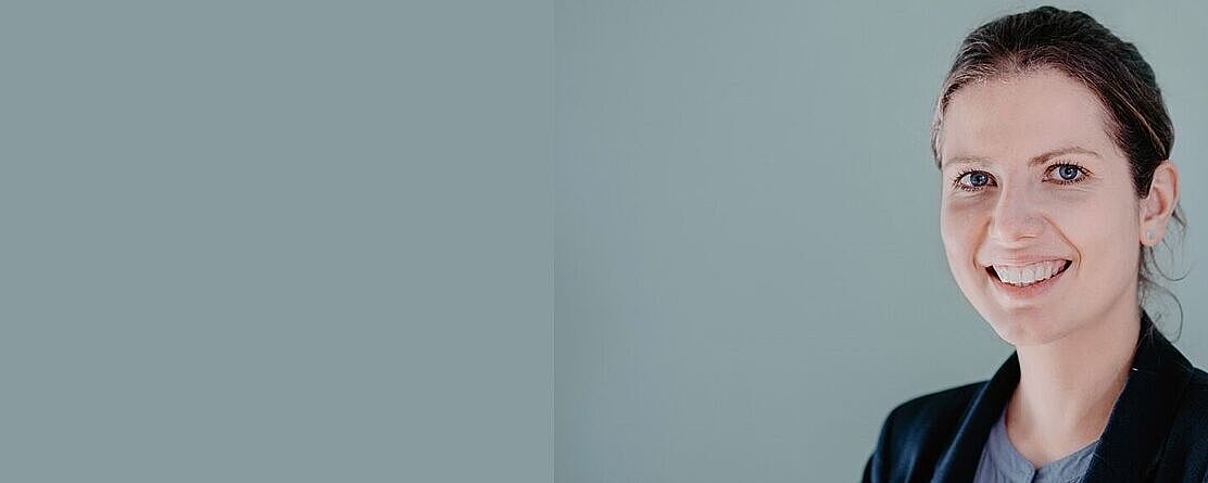 Portraitfoto von Daria Antonenko vor blau-grauem Hintergrund
