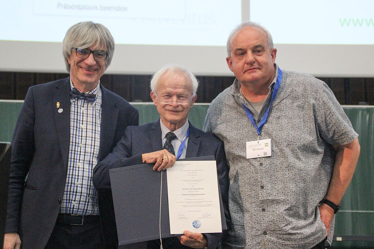 Auf dem Bild sind mehrere Personen. Prof. Dr. Metin Tolan, Präsident der Universität Göttingen, Prof. Dr. Michael Hecker, Universität Greifswald, und Prof. Dr. Rolf Daniel, Dekan der Fakultät für Biologie und Psychologie der Universität Göttingen. (von links)