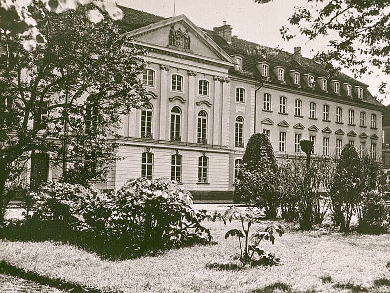 Die Schwarzweiß-Aufnahme zeigt das Uni-Hauptgebäude Greifswald um 1925.