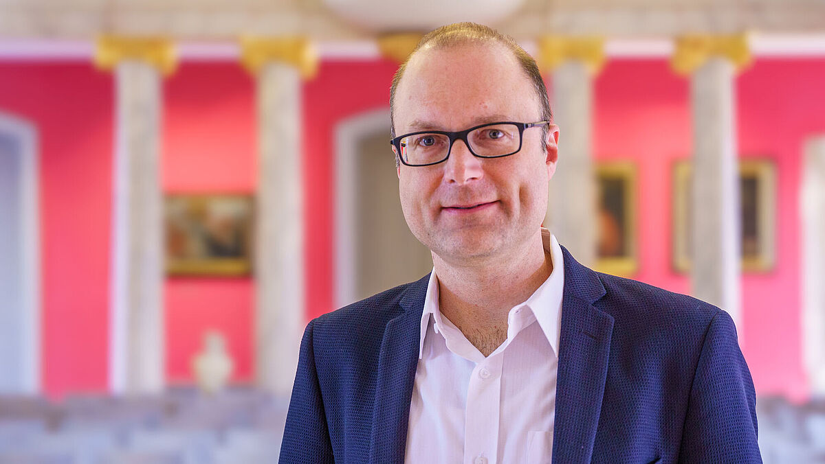 Portrait Pro-Rector Prof. Dr. Daniel Schiller, © Gina Heitmann The photo is a portrait of Pro-Rector Prof. Dr. Daniel Schiller in the University of Greifswald's Aula