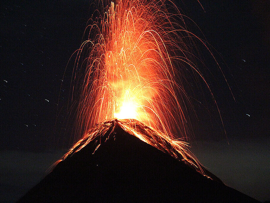 Der Vulkan Acatenango in Guatemala bricht aus.