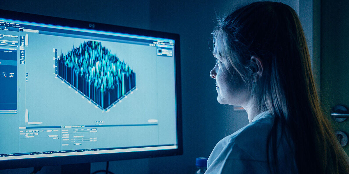An employee of the University of Greifswald sits in front of a monitor in a laboratoryMitarbeitende der Universität Greifswald sitzt in einem Labor vor einem Monitor