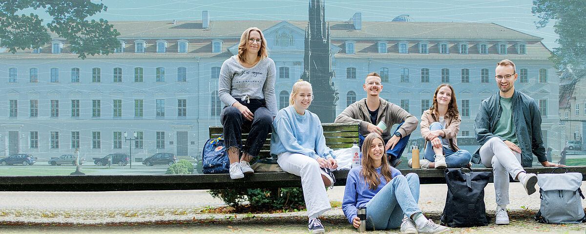 Campusspezialisten vor dem Uni Hauptgebäude