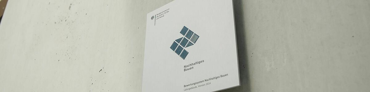 Die BNB-Plakette in Silber am Forschungsbau C_FunGene. 