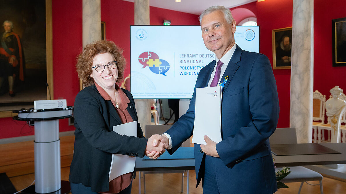 Unterzeichnung des Kooperationsvertrages. Rektorin der Universität Greifswald Prof. Dr. Katharina Riedel und Rektor der Universität Szczecin Prof. Dr. Waldemar Tarczynski ©Jan Hilgendorf