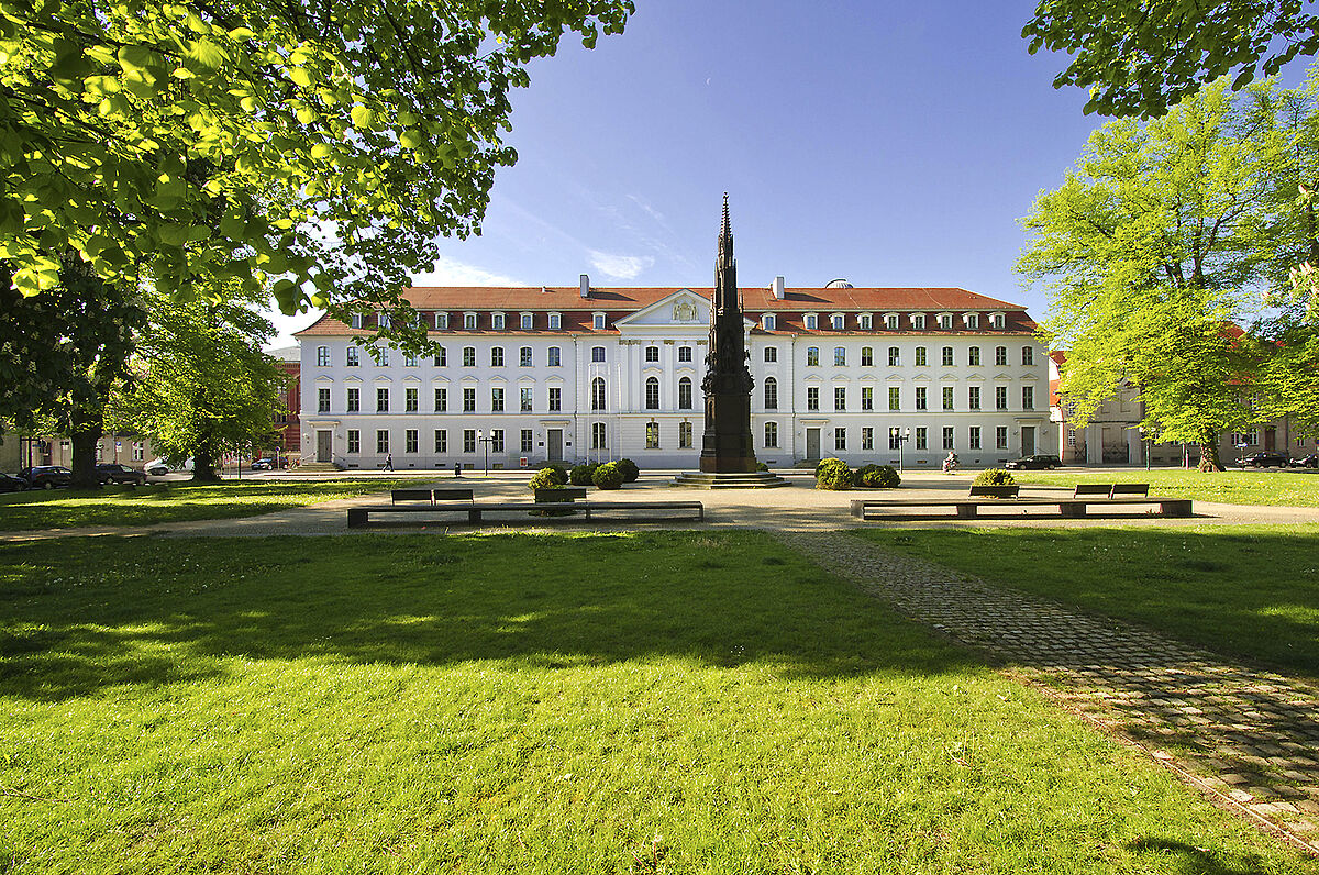 Hauptgebäude der Universität Greifswald im Frühling