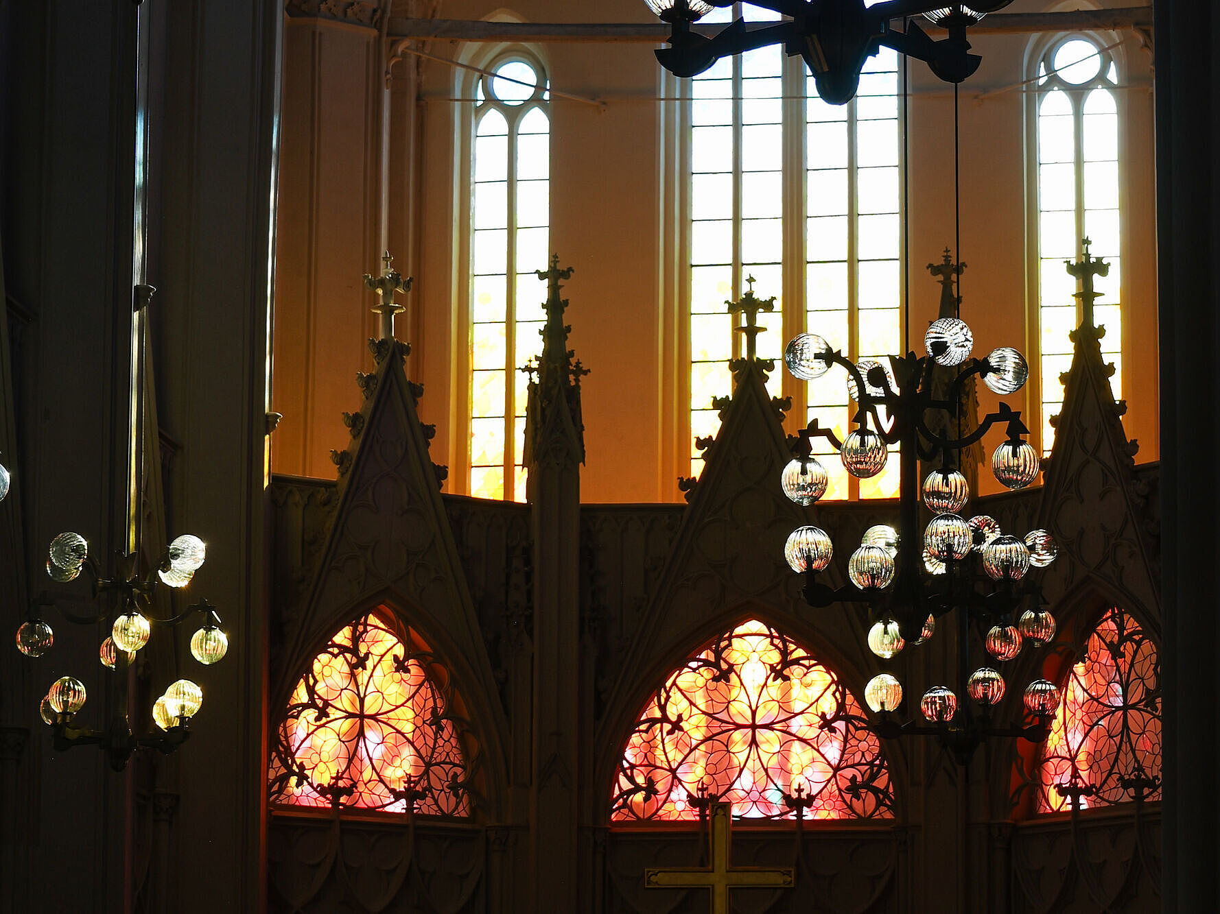 Das Bild zeigt die Fenster des Doms St. Nikolai.