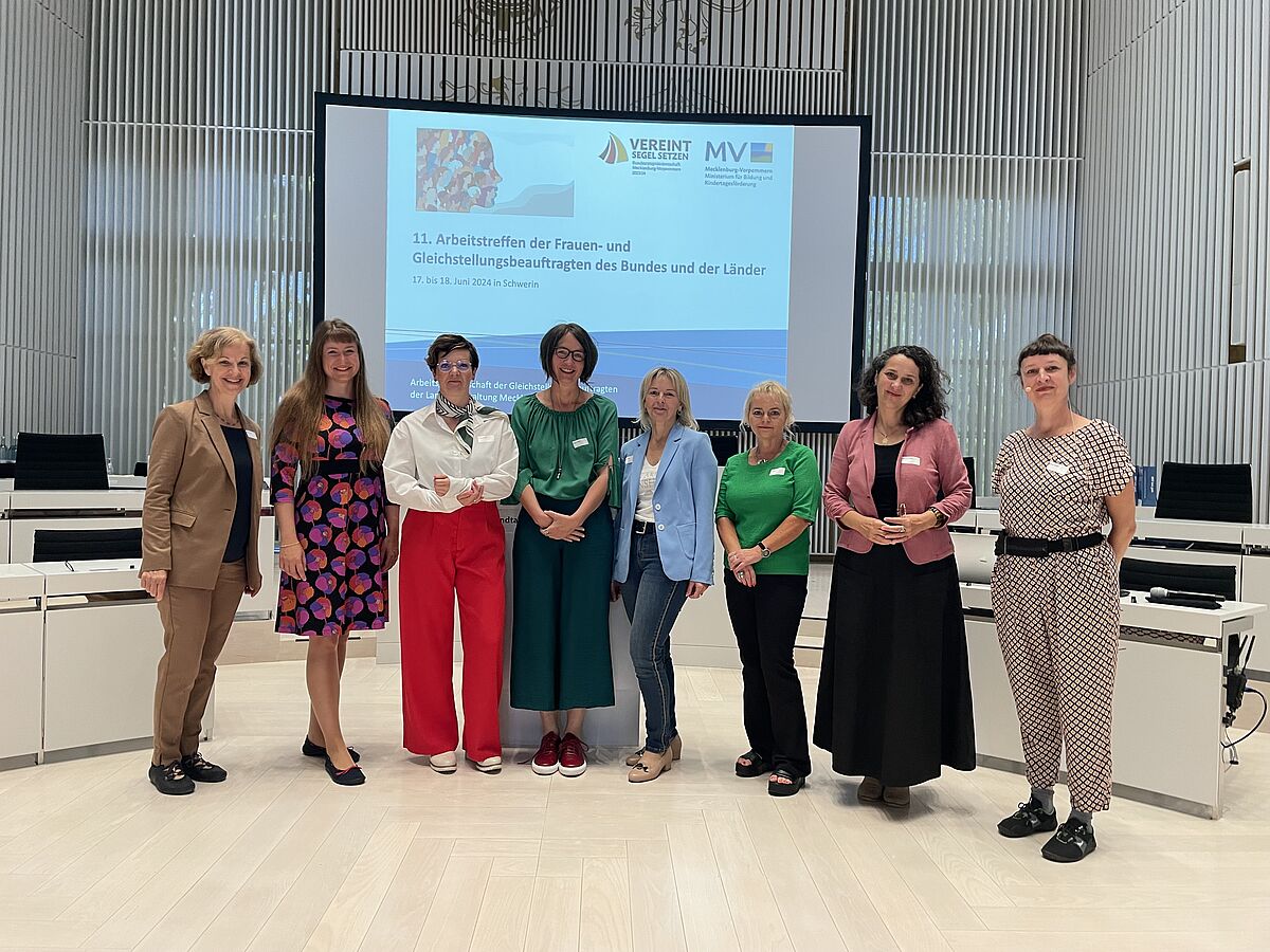 Gruppenfoto der Teilnehmerinnen im Schweriner Landtag