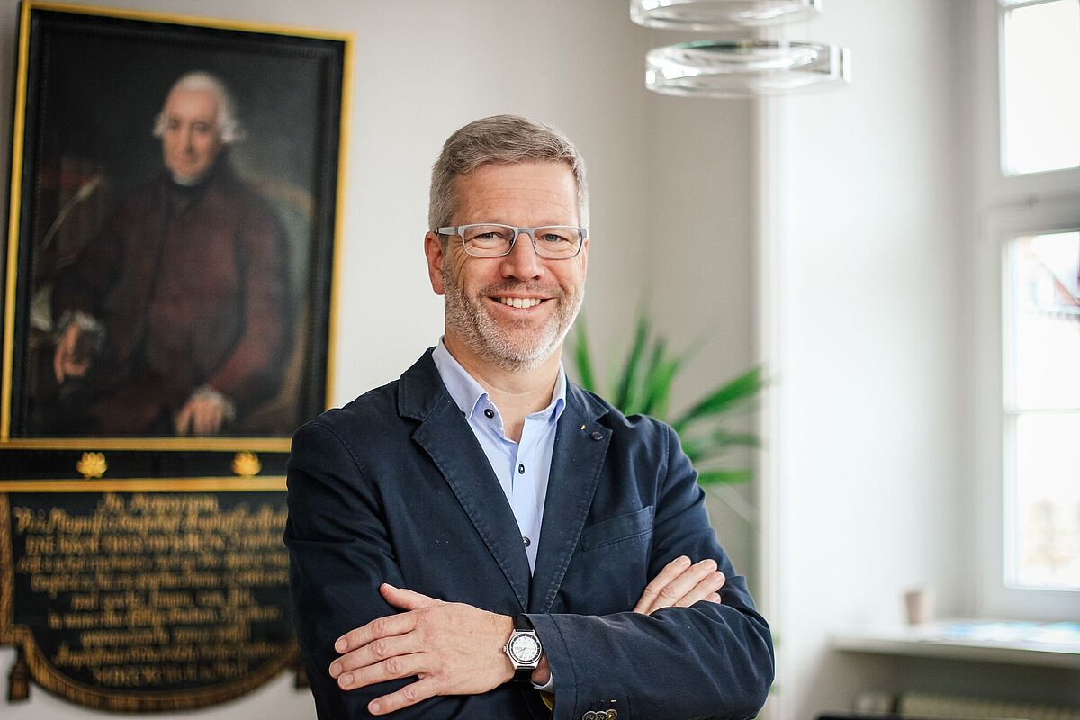 Das Foto zeigt den Oberbürgermeister der Universitäts- und Hansestadt Greifswald, Dr. Stefan Fassbinder.