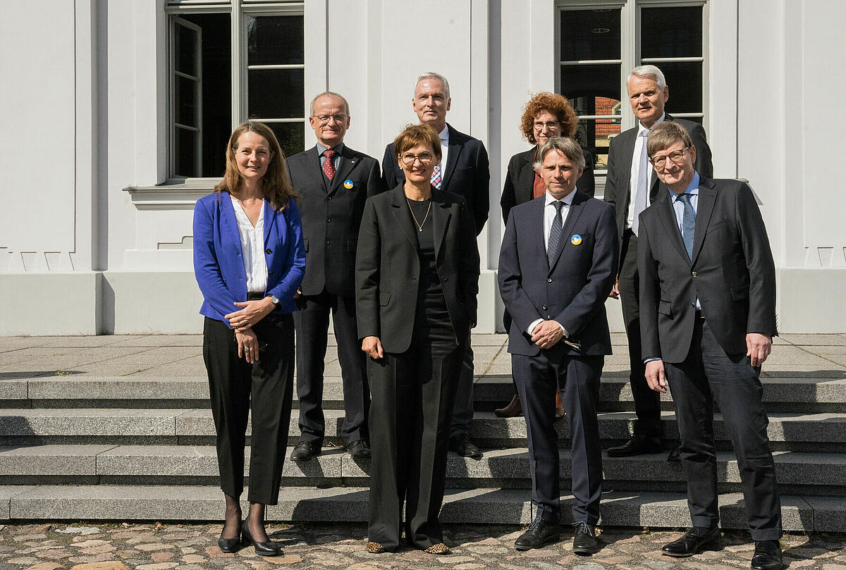 1. Reihe v.l.n.r. Bettina Martin, Bettina Stark-Watzinger, Fabian Leendertz, Otmar D. Wiestler, | 2. Reihe v.l.n.r. Thomas C. Mettenleiter, Karlhans Endlich, Katharina Riedel, Dirk Heinz © Laura Schirrmeister, 2022