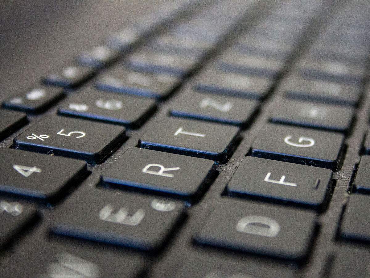 Es ist ein Ausschnitt einer schwarzen Computer-Tastatur zu sehen.