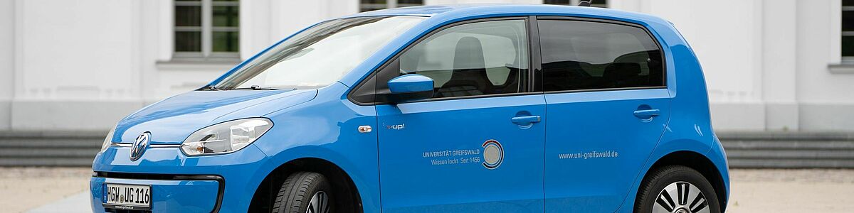 Zu sehen ist ein kleines Elektroauto der Universität.