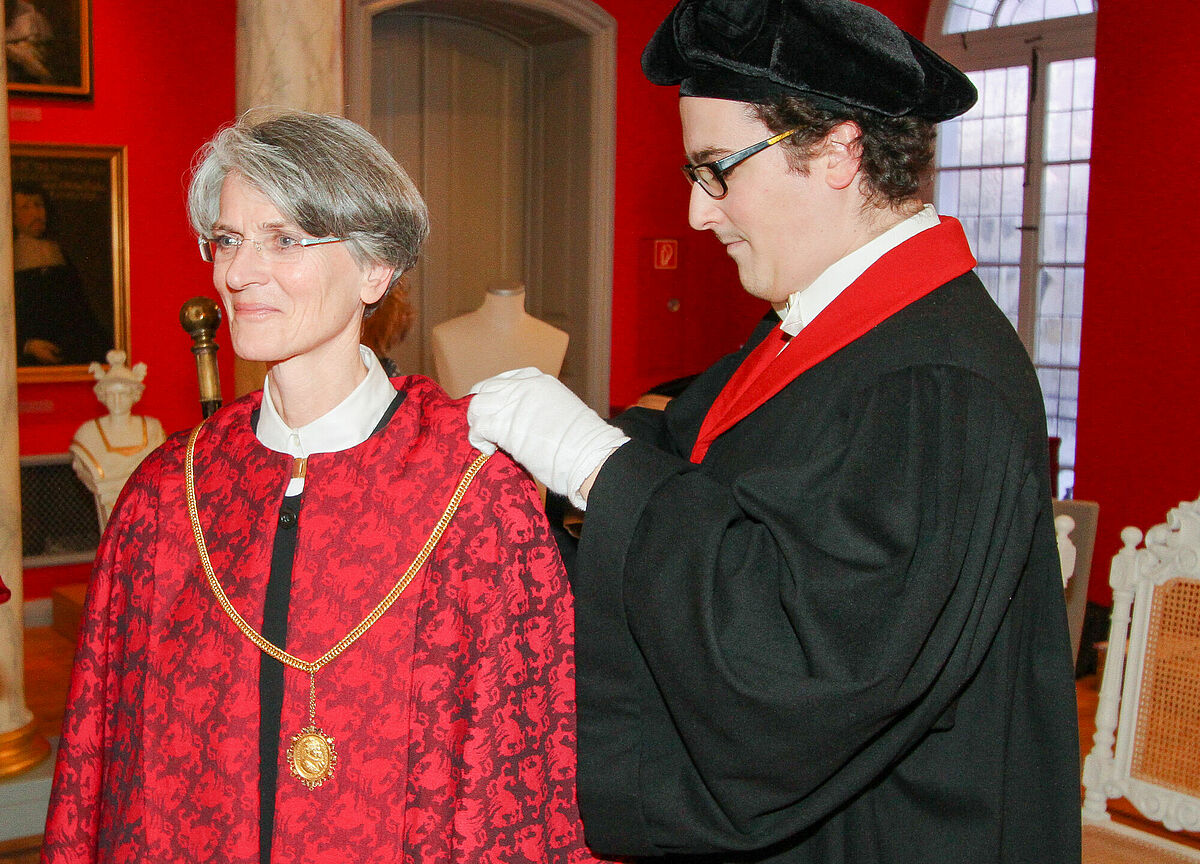 Investitur von Prof. Dr. Weber mit Rektormantel und Kette ©Hans-Werner-Hausmann, 2013