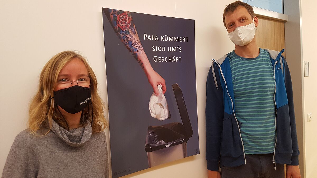 Jo Zynda, CDFI-Dozent, und Claudia Kowalzyck, Gleichstellungsbeauftragte der UHGW, vor einem der Plakate im Greifswalder Landratsamt. – Foto: Pressestelle LK VG