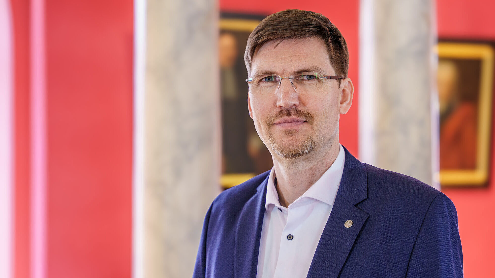 The photo is a portrait of Pro-Rector Prof. Dr. Peter Michalik in the University of Greifswald's Aula, © Gina Heitmann