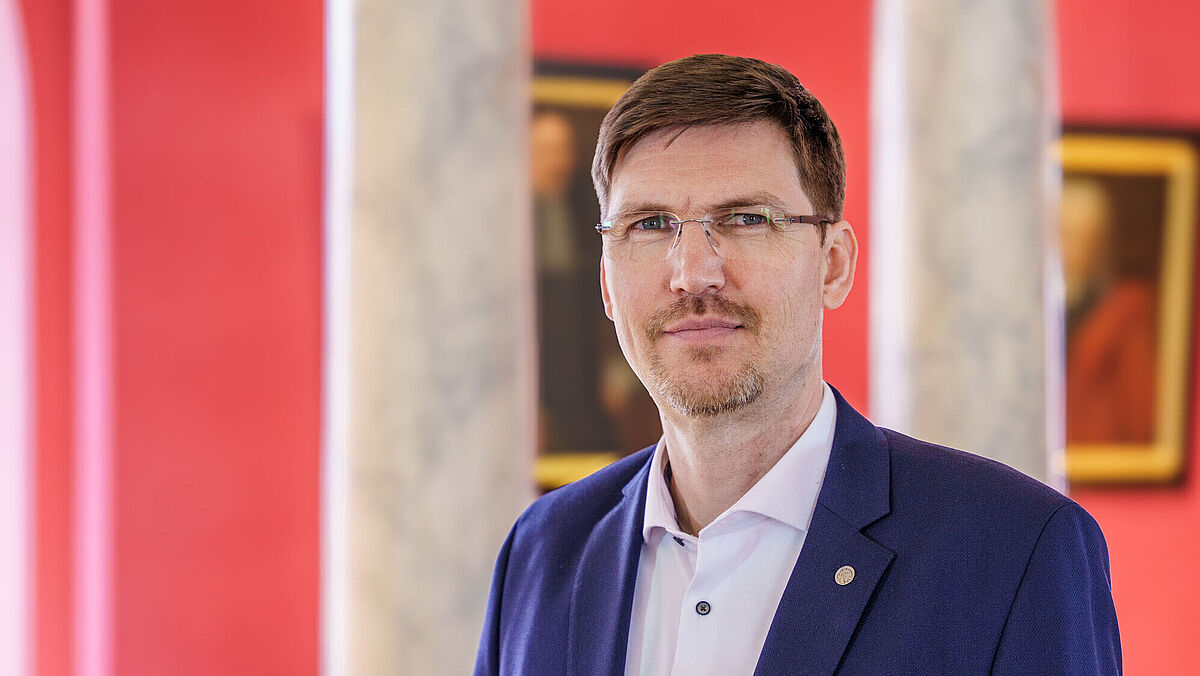 Portrait Prof. Dr. Peter Michalik, © Gina Heitmann The photo is a portrait of Pro-Rector Prof. Dr. Peter Michalik in the University of Greifswald's Aula, © Gina Heitmann