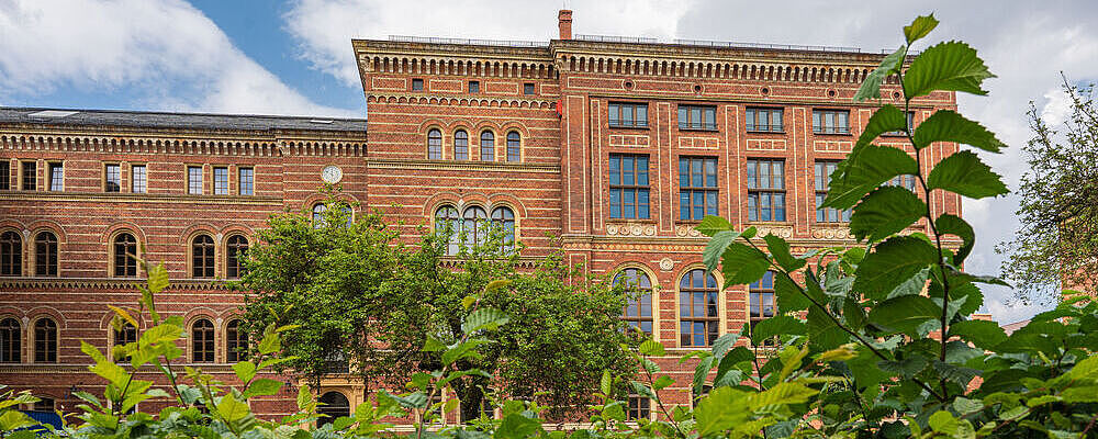 Photo of the Faculty of Law and Economics' building at the Lohmeyerplatz