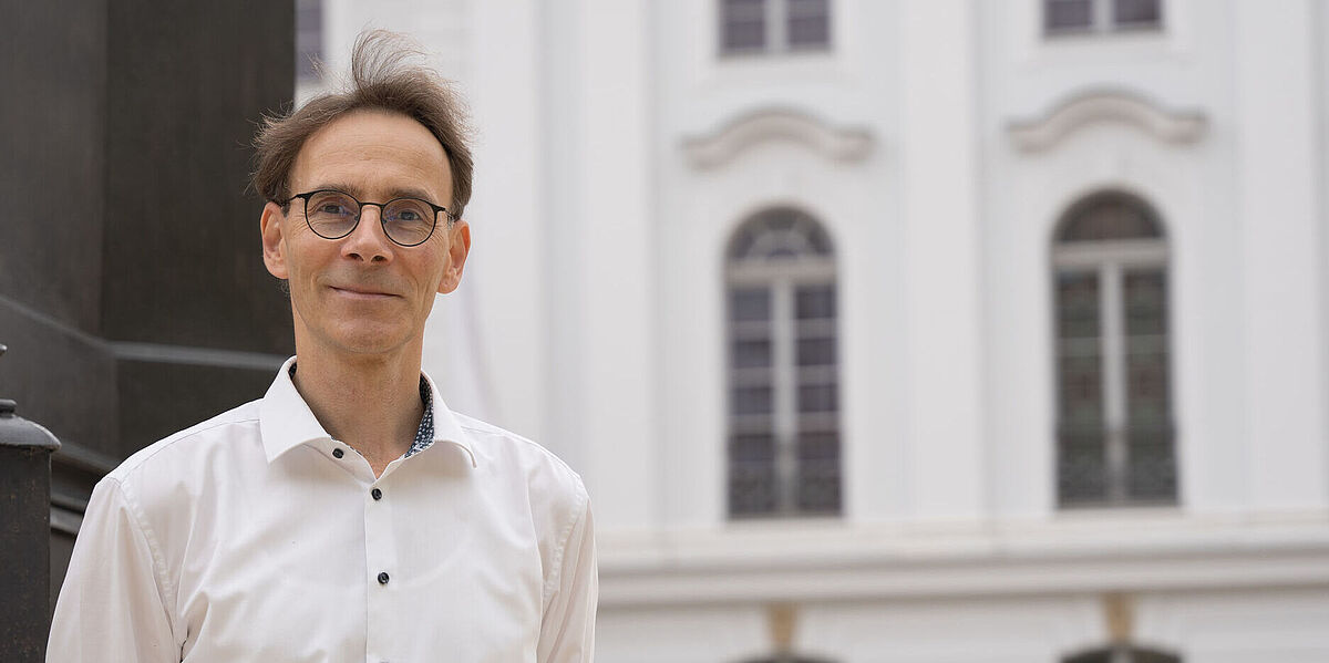 Porträt Prof. Dr. Christian von Savigny, © Tim Schröter, 2024 Auf dem Bild ist Prof. Dr. Christian von Savigny zu sehen. Er steht vor dem Unihauptgebnäude.