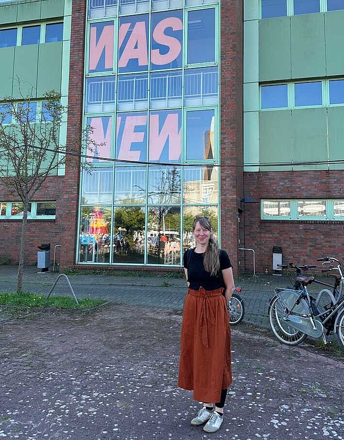 Susanne Gabler vor ihrem Kunstwerk "NOW WAS NEW" an der Werft in Stralsund.